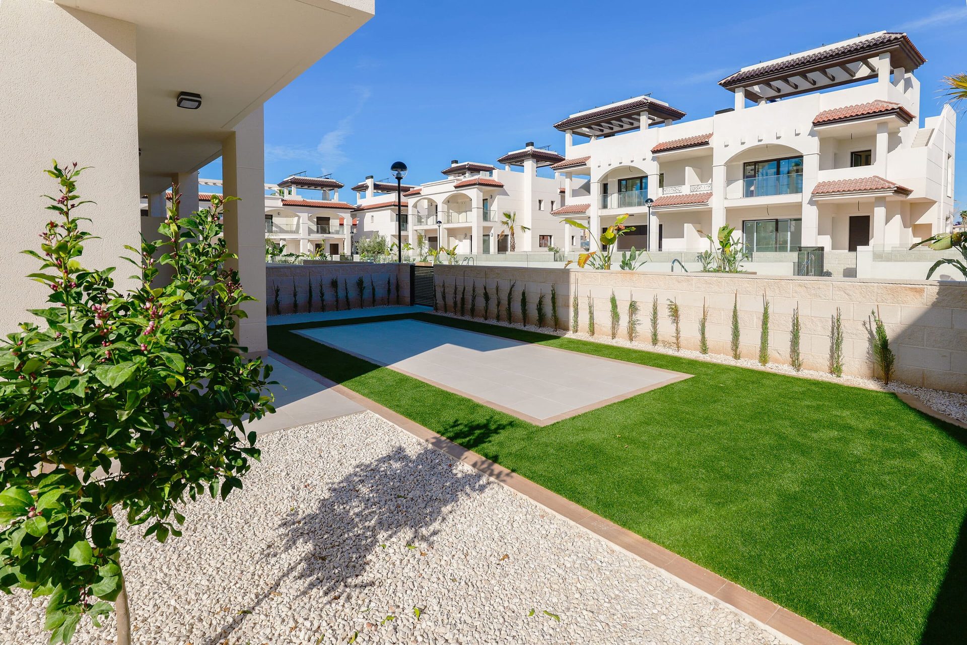 Private garden with terrace (show apartment)