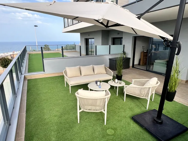 Lounge-Ecke auf der Terrasse mit Meerblick
