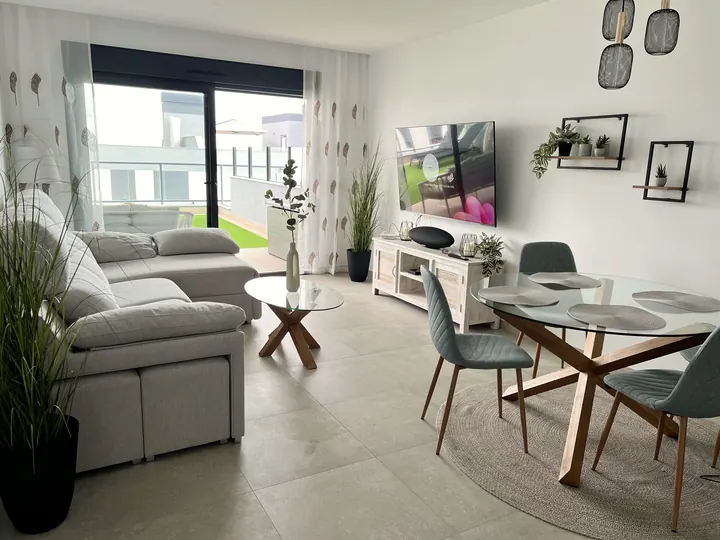 Wohn- und Essbereich mit 75-Zoll-TV
