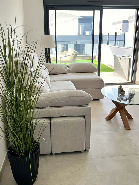 Wohnzimmer mit Zugang zur Terrasse