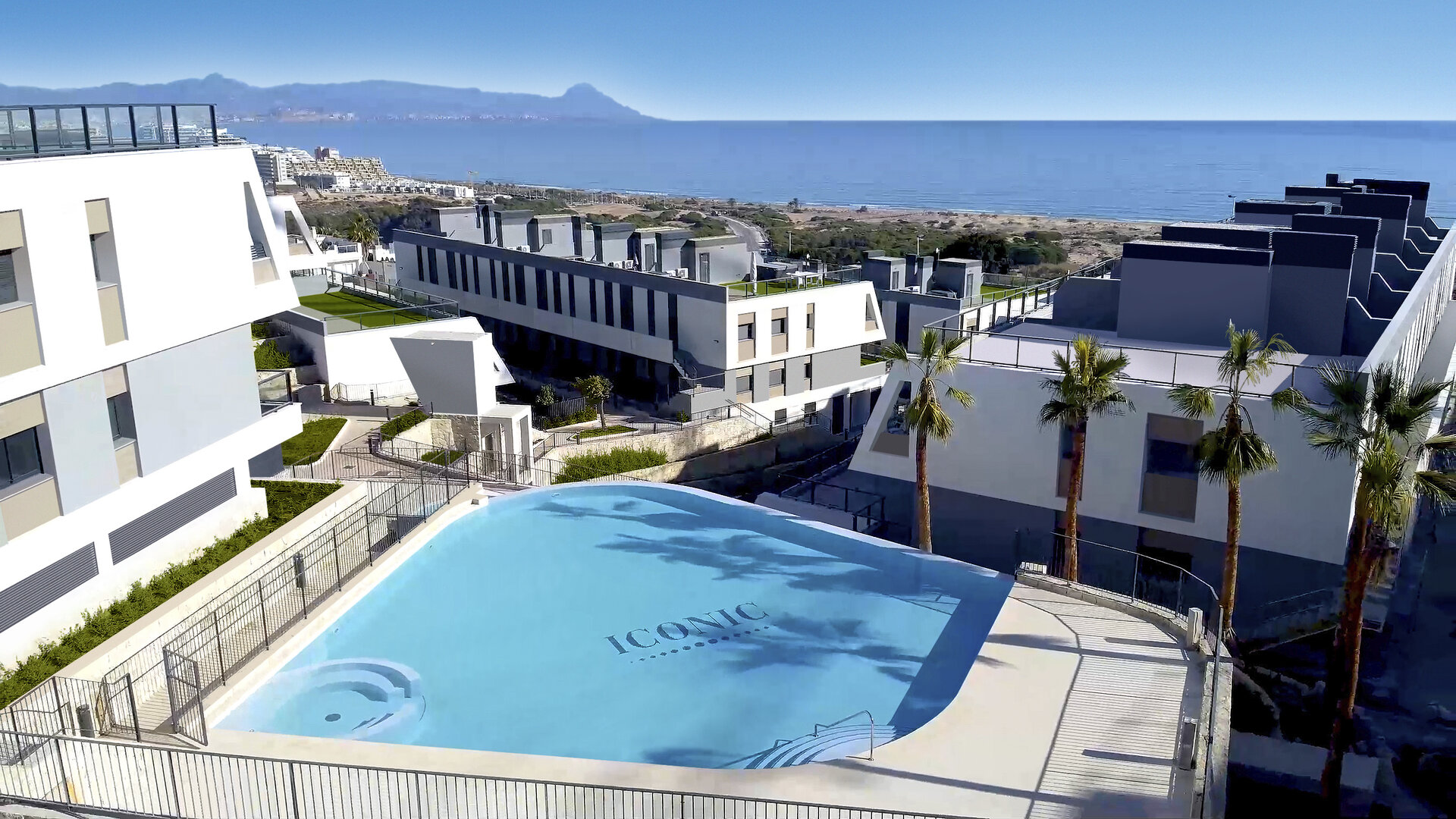 Gemeinschaftspool von Iconic mit Meerblick