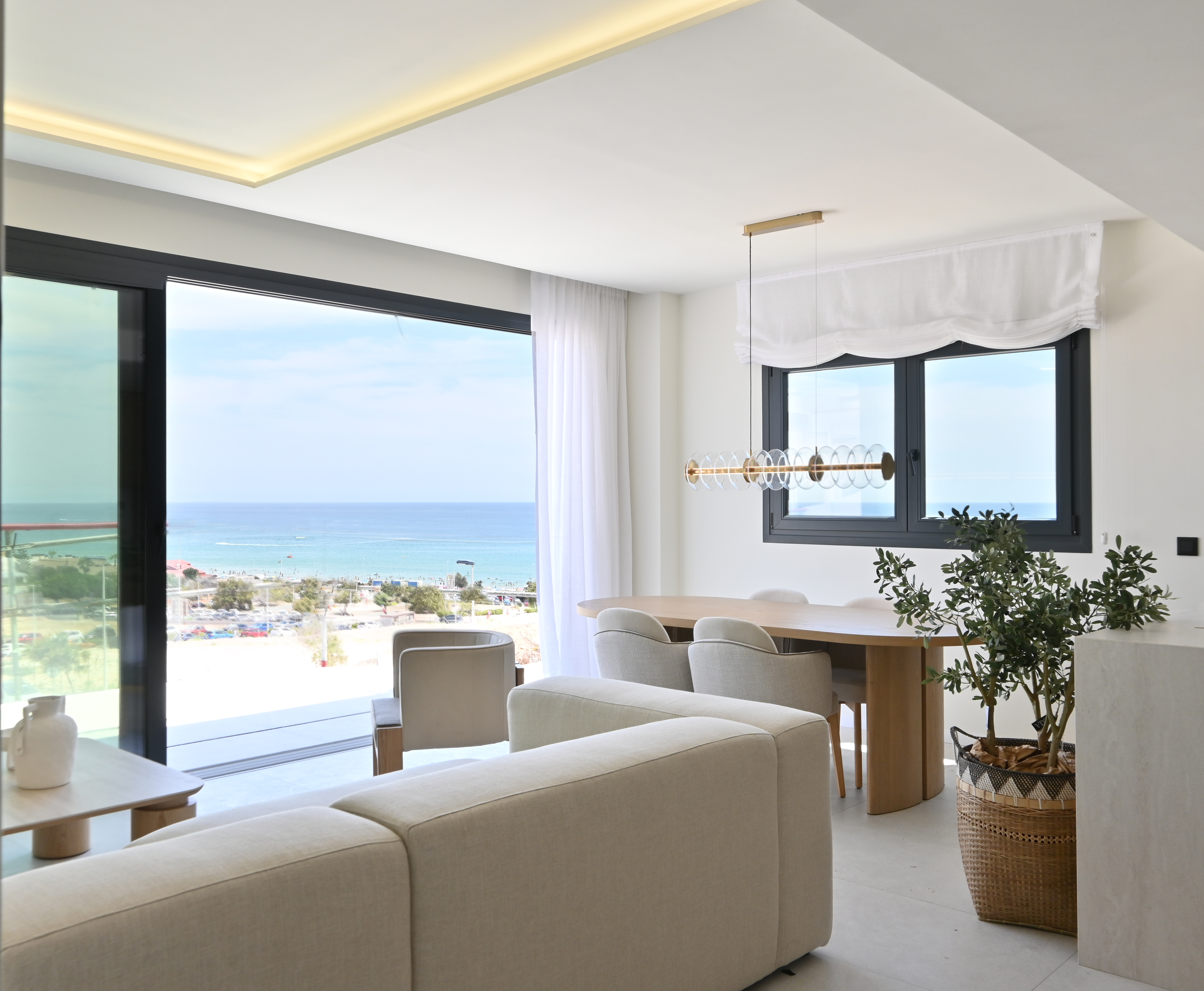 Living area with sea view (real photo)