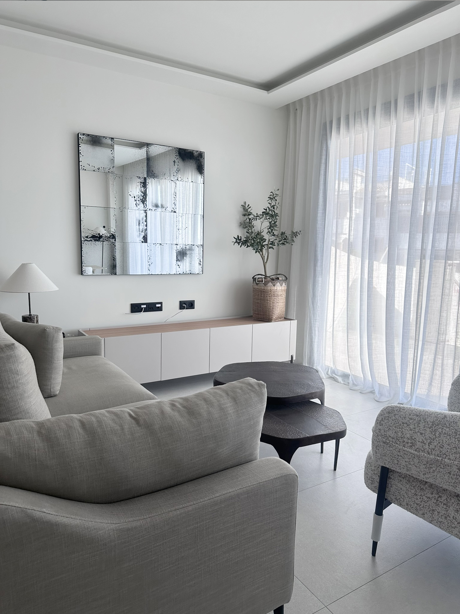 Salon mieszkania pokazowego (prawdziwe zdjęcie)