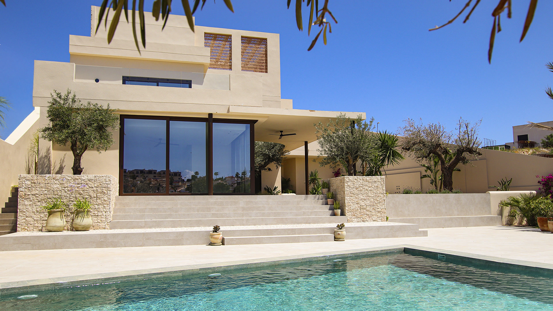 Instapklare villa met zwembad, lift en vier suites