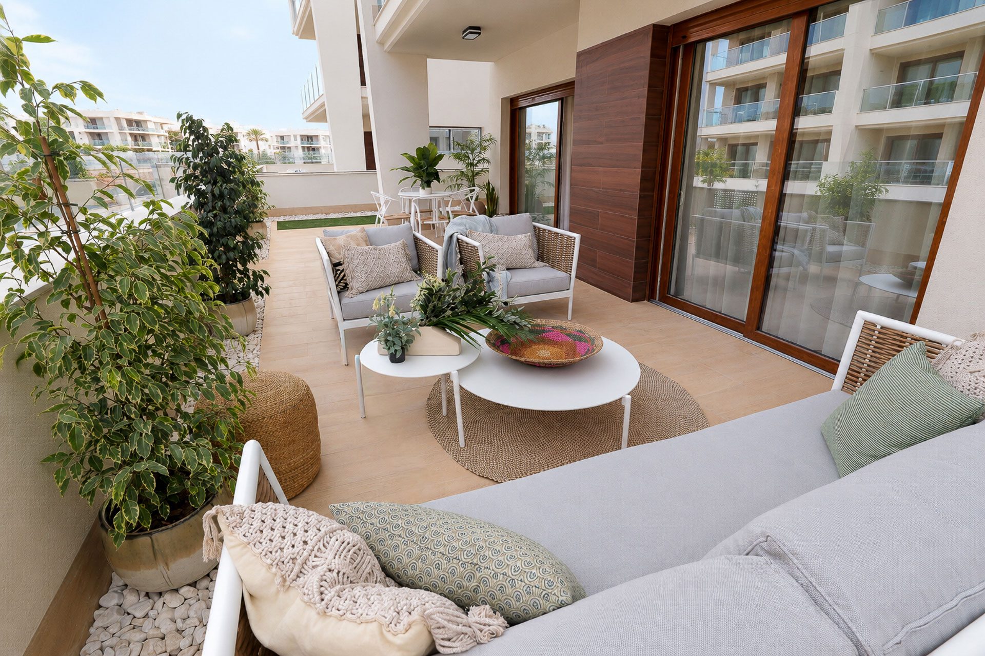 Private garden with terrace (show apartment)