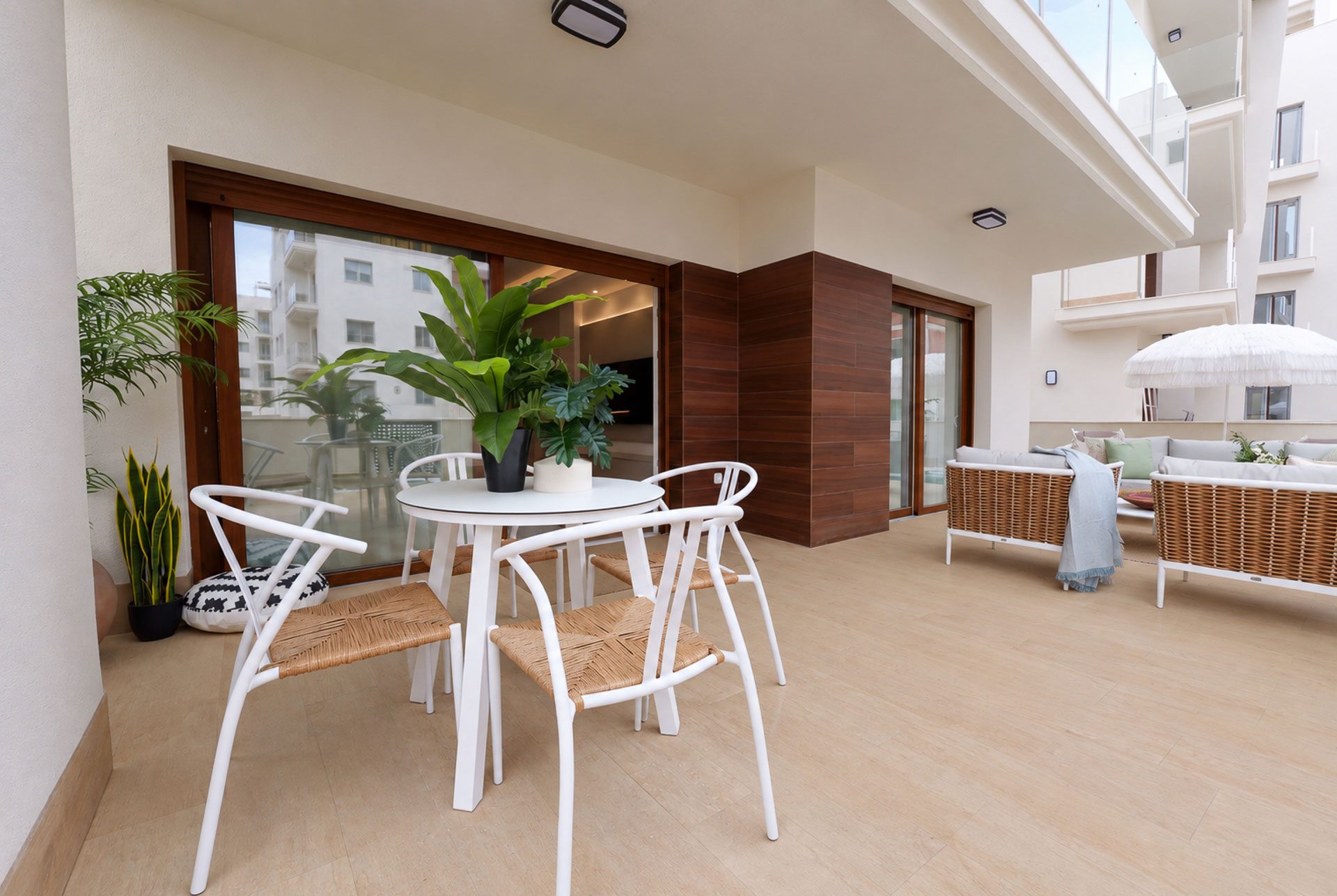 Terrace with dining area (show apartment)