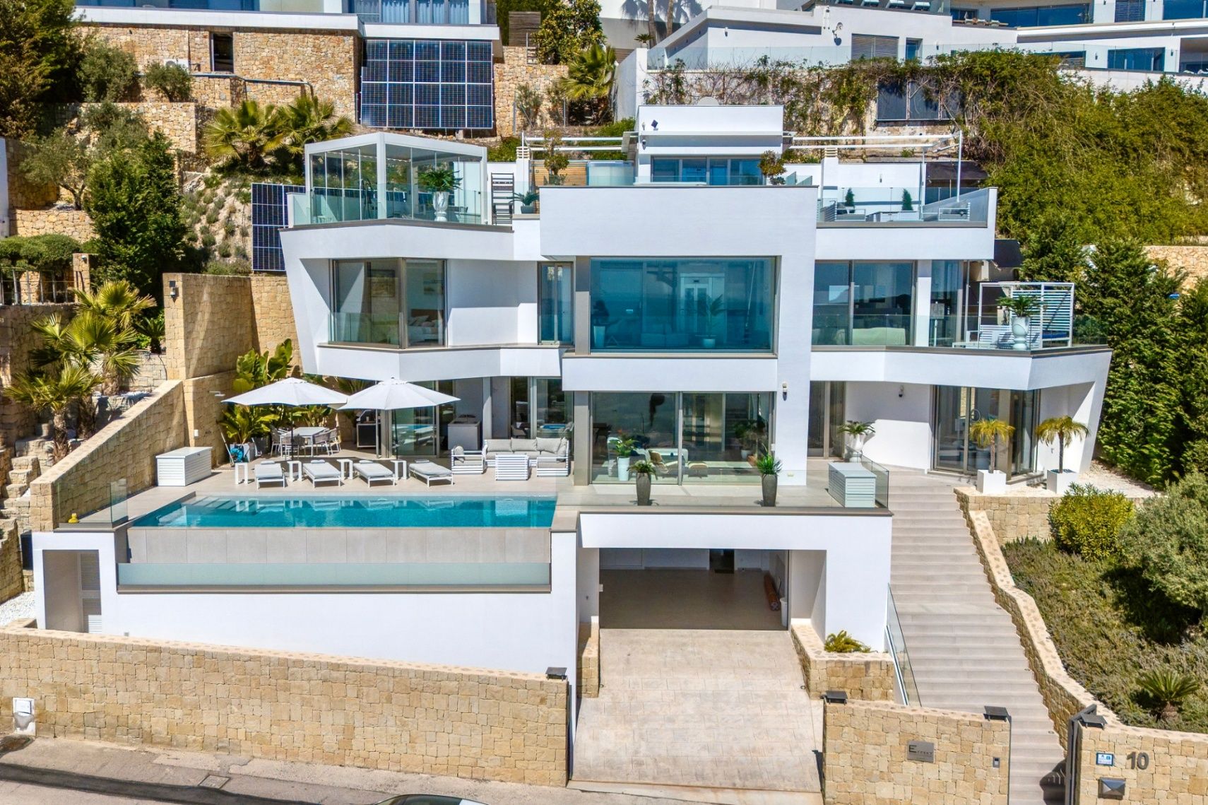 Moderne Villa mit beheiztem Infinity-Pool – Foto 1
