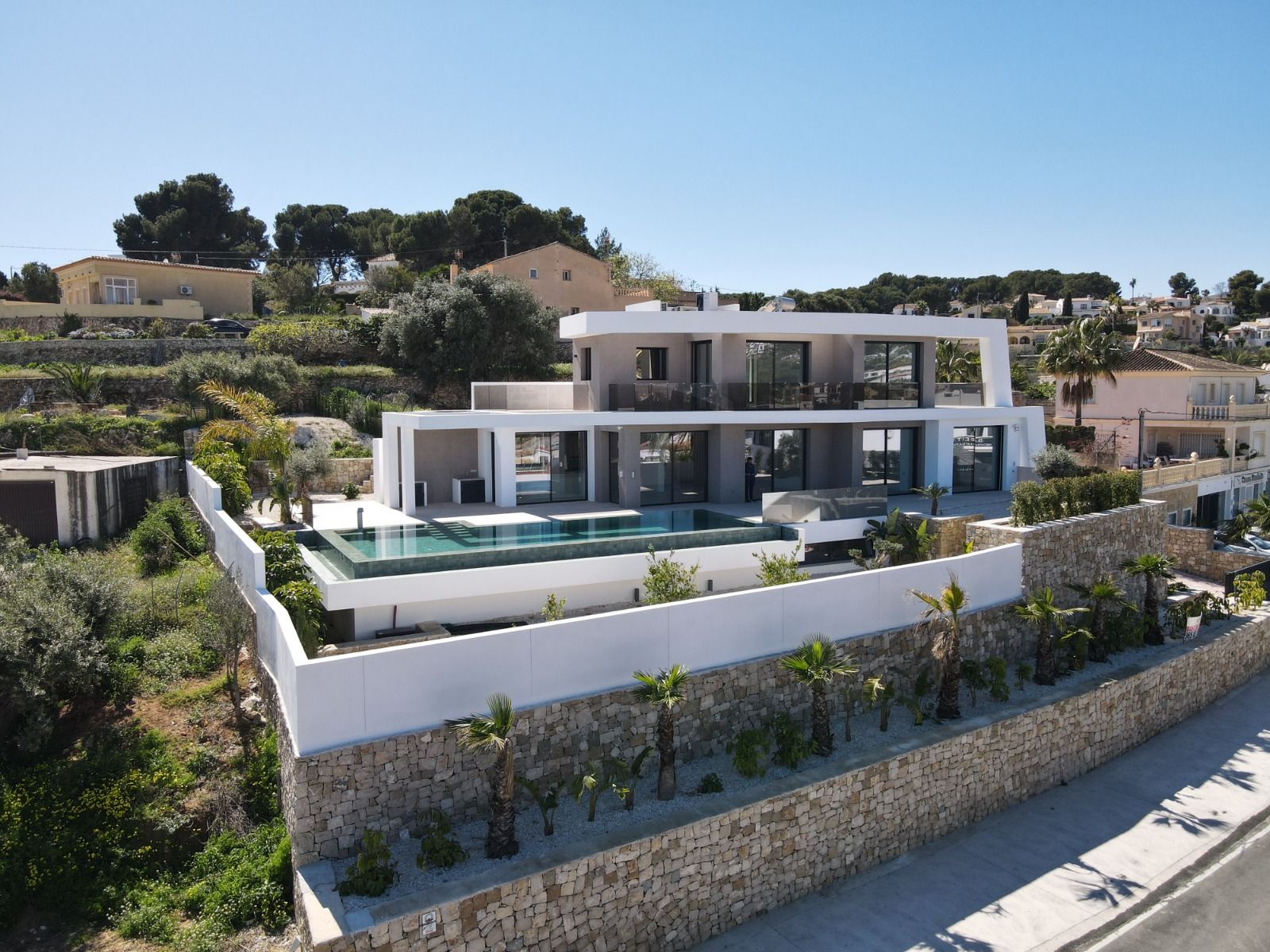 New-Build Villa with Indoor and Outdoor Pool – Photo 3
