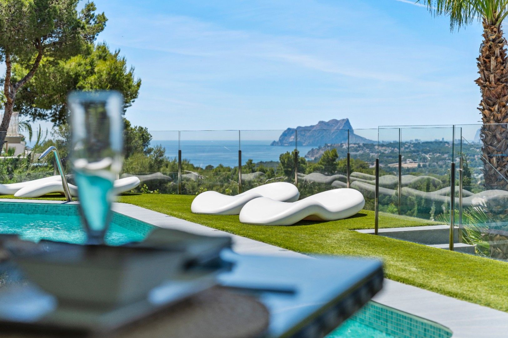 Villa mit Berg- und Meerblick in Gruenlage – Foto 1