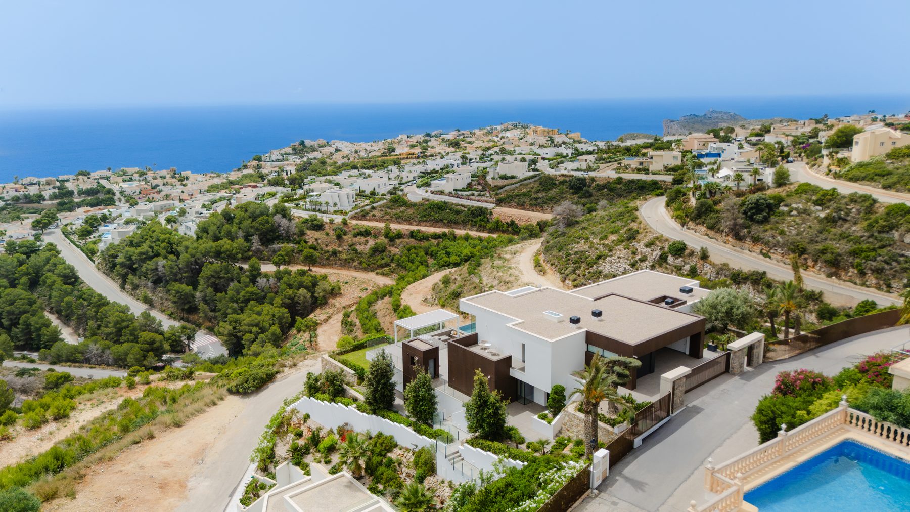 A villa whose architecture enters into dialogue with the landscape