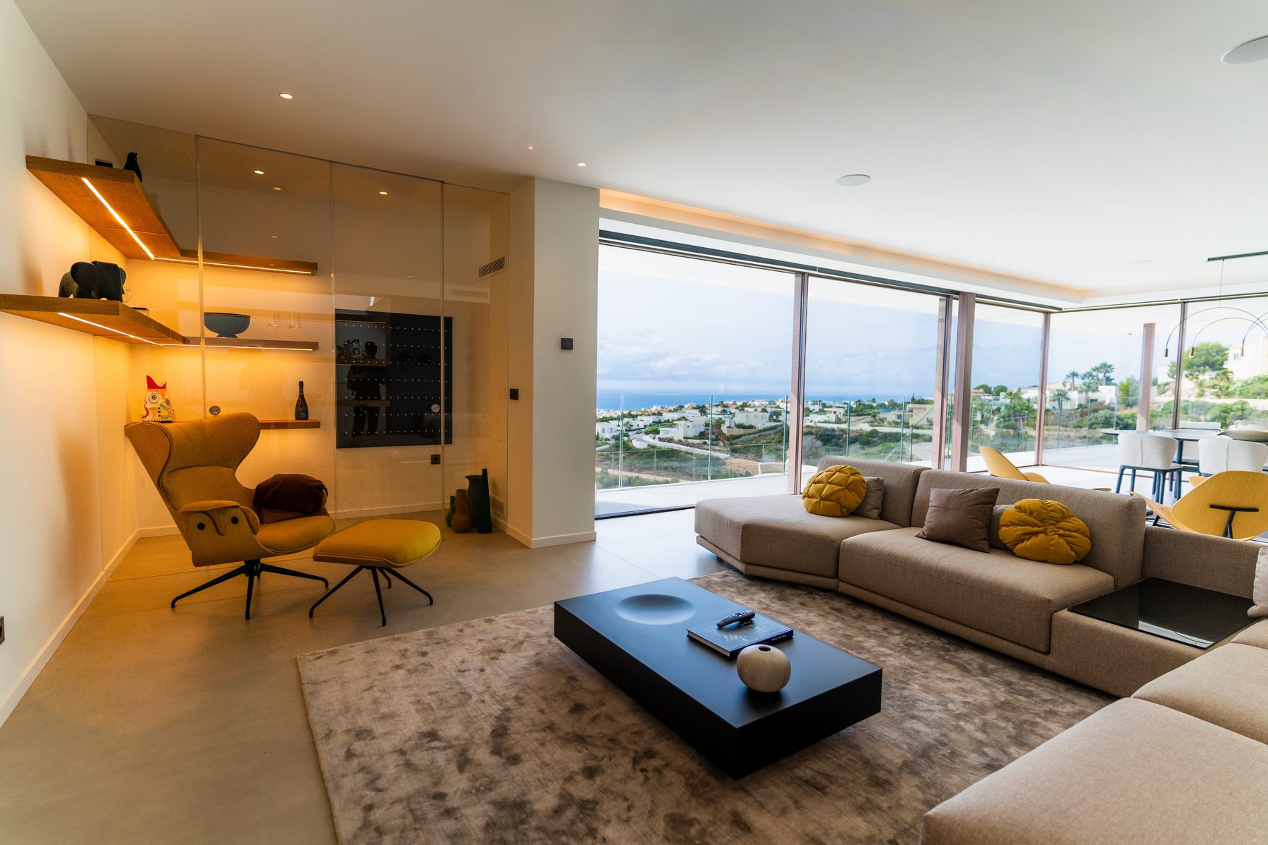 A spacious living room where design, light and landscape naturally come toge