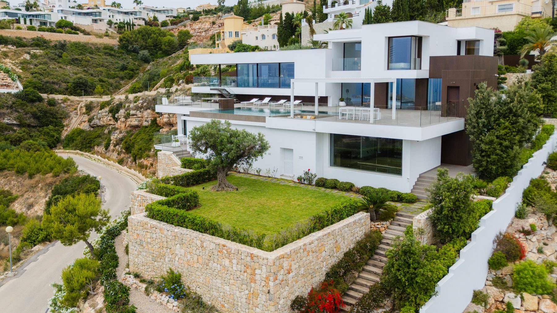 Arquitectura contemporánea con presencia, equilibrio y carácter