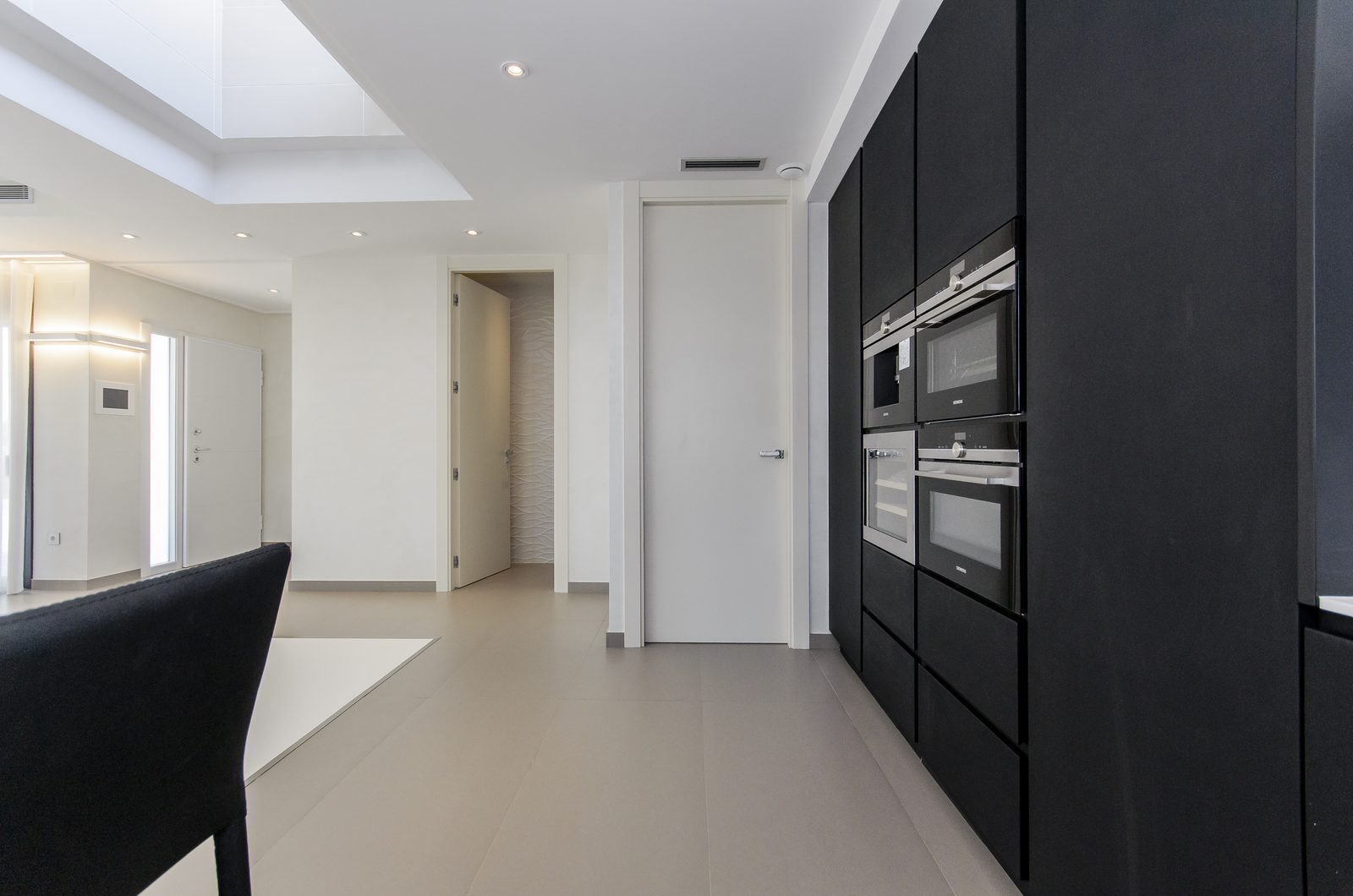 Neubau-Villa mit Glastreppe, Pool und Freizeit-Untergeschoss in Orihuela Costa – Foto 12
