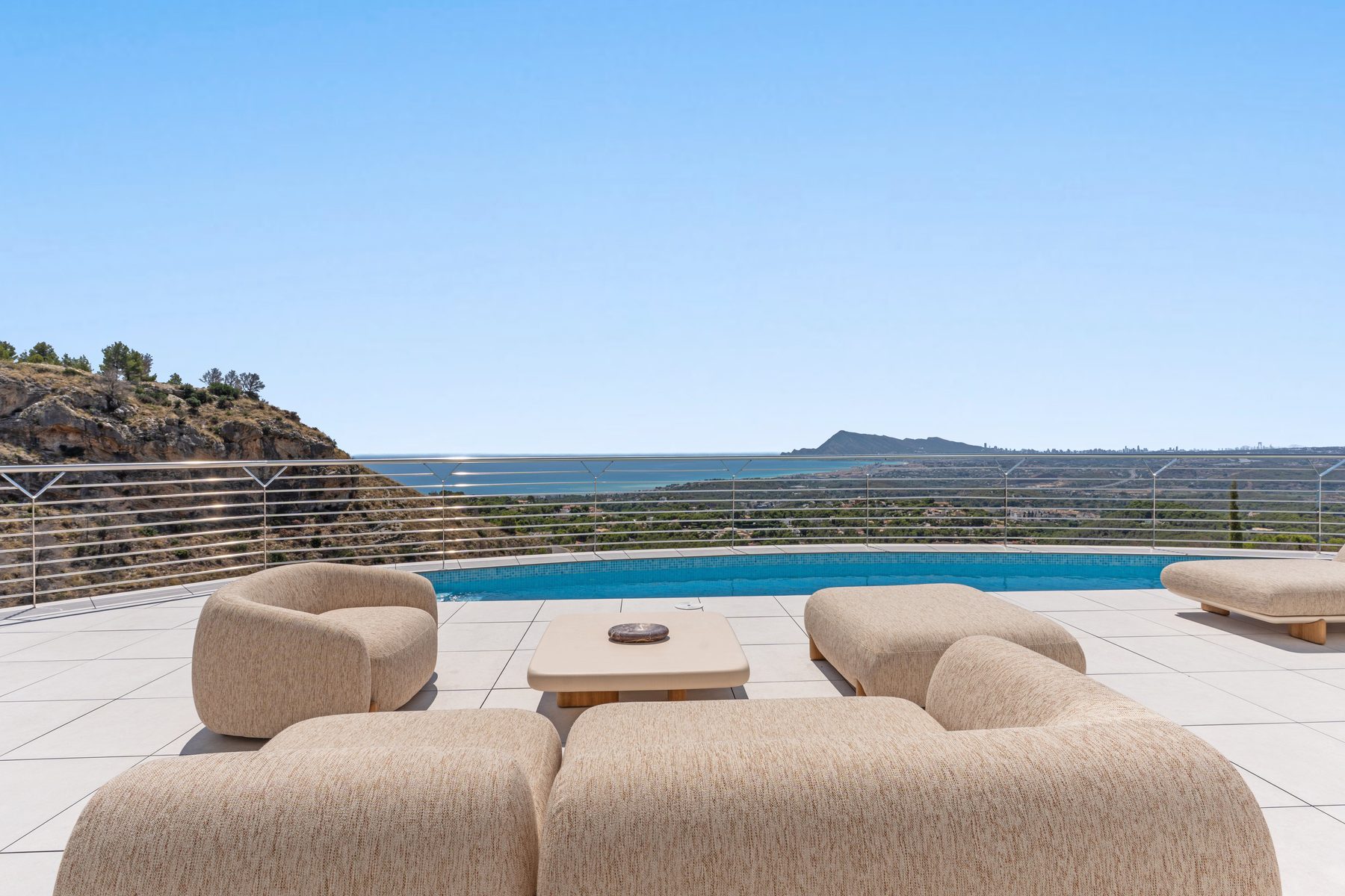 Villa de diseño lista para entrar a vivir, con terraza orientada al sur en Altea