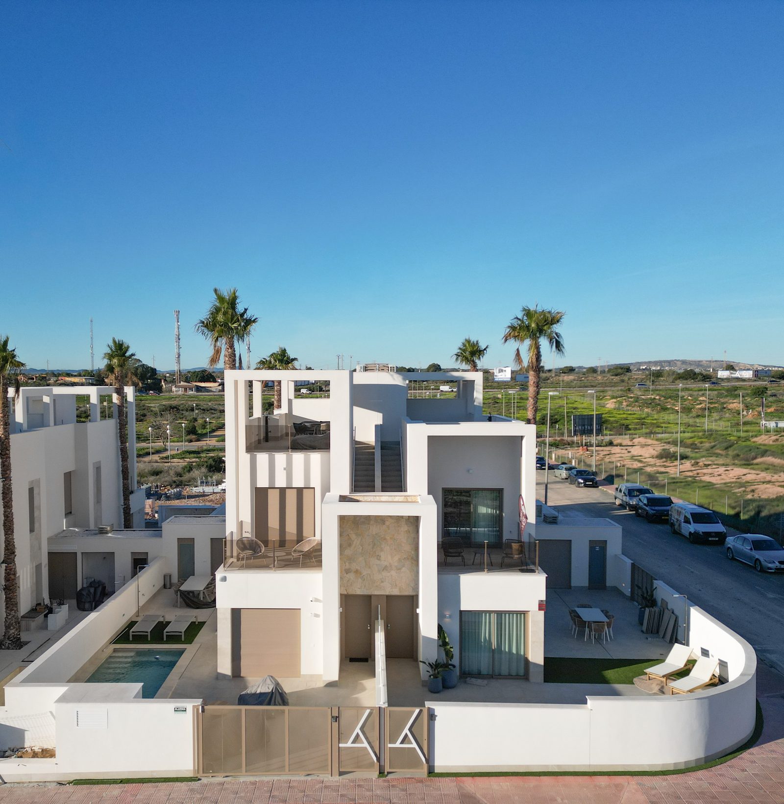 Townhouse with large plot and pool – photo 2