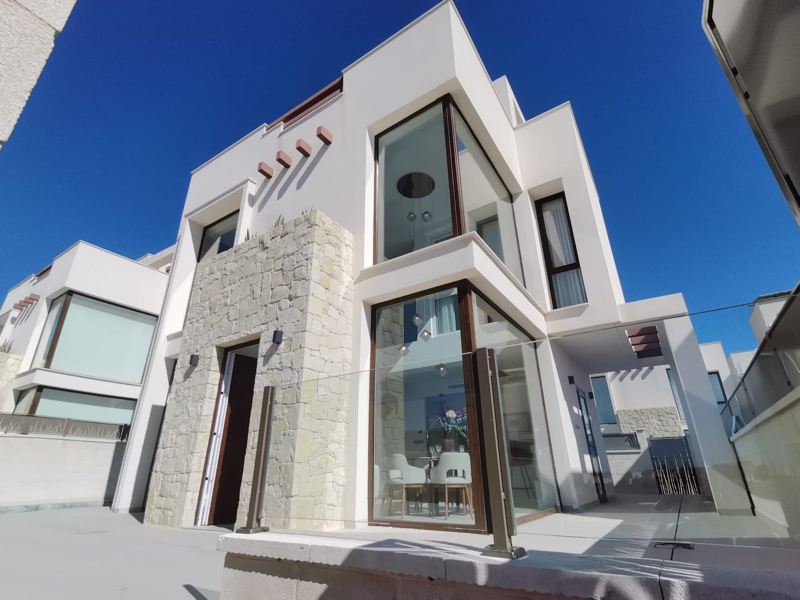 Villa mit Pool und Dachterrasse – Foto 1