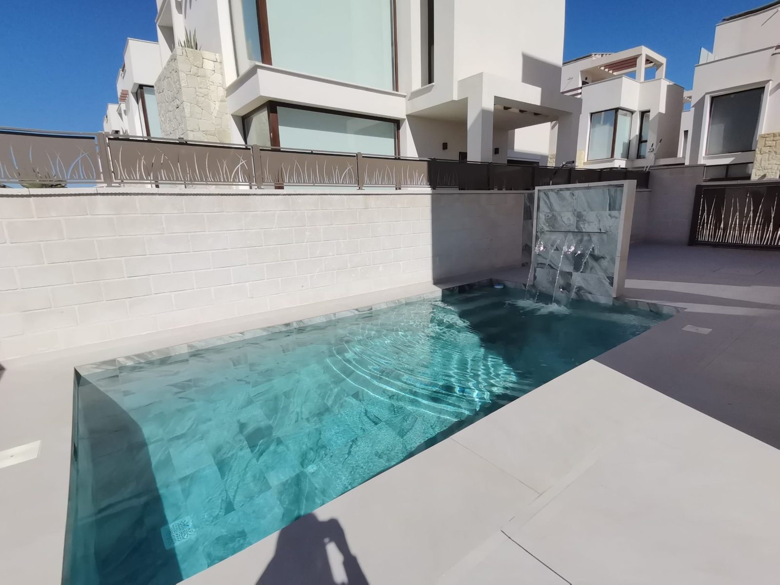 Villa mit Pool und Dachterrasse – Foto 2