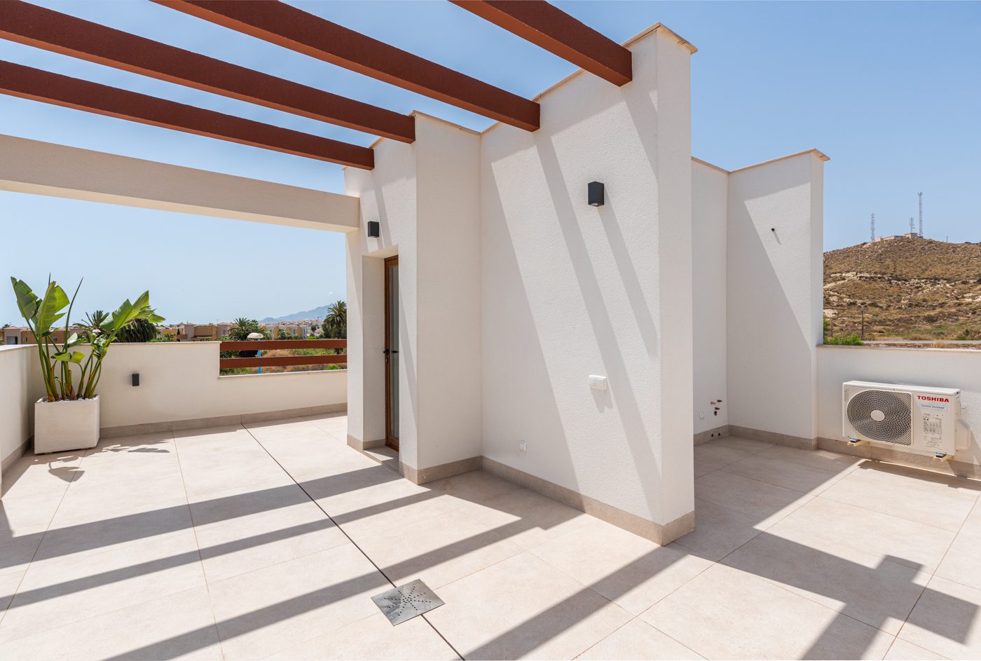 New-build villa with pool and solarium – photo 11
