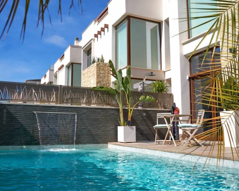 Villa mit Pool, Solarium und Untergeschoss – Foto 1