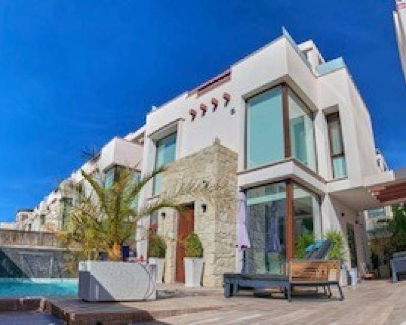 Villa mit Pool, Solarium und Untergeschoss – Foto 2