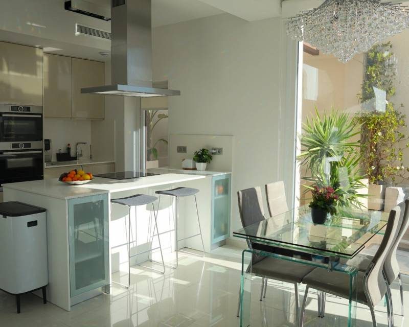 Villa mit Pool, Solarium und Untergeschoss – Foto 8