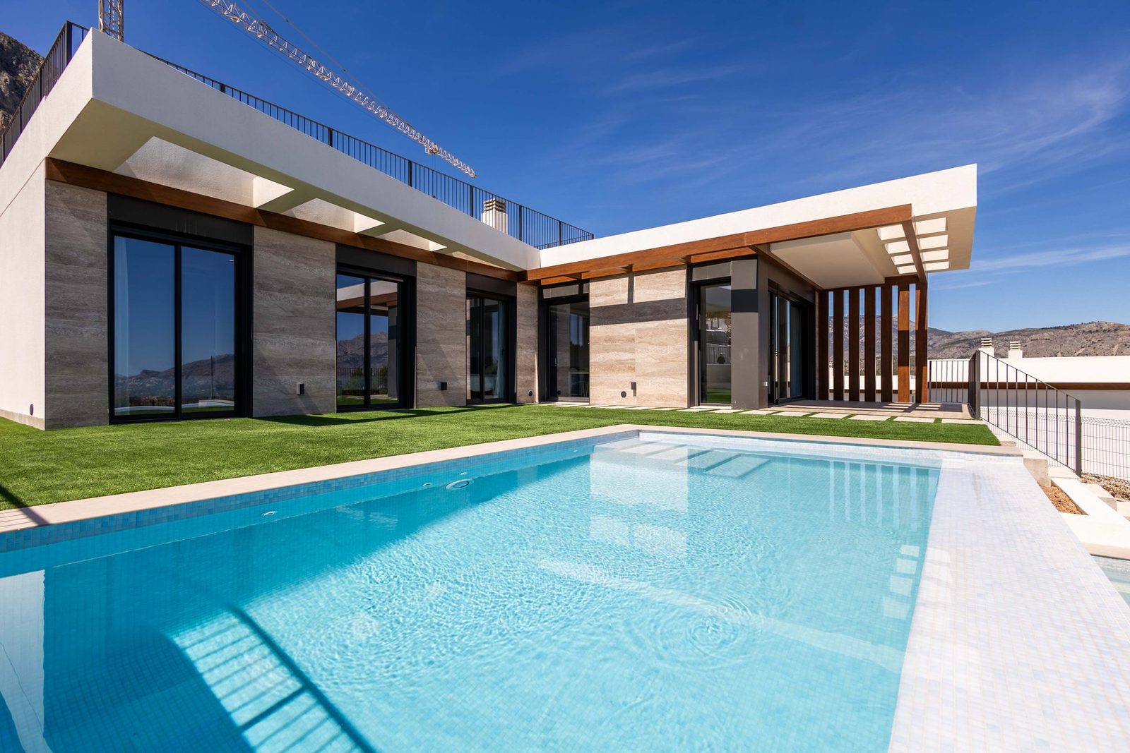 Neubau-Villa mit Privatpool – Foto 1