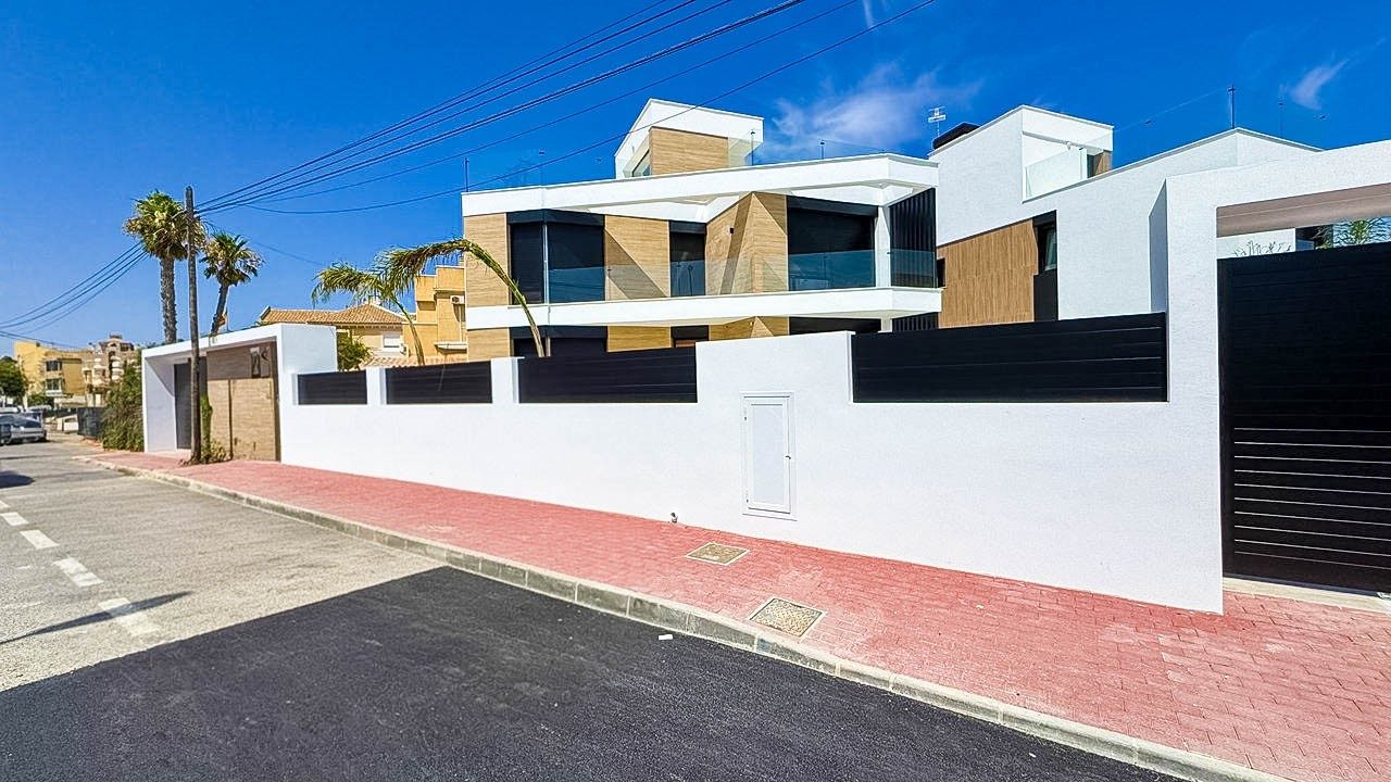 Designer villa with pool – photo 1