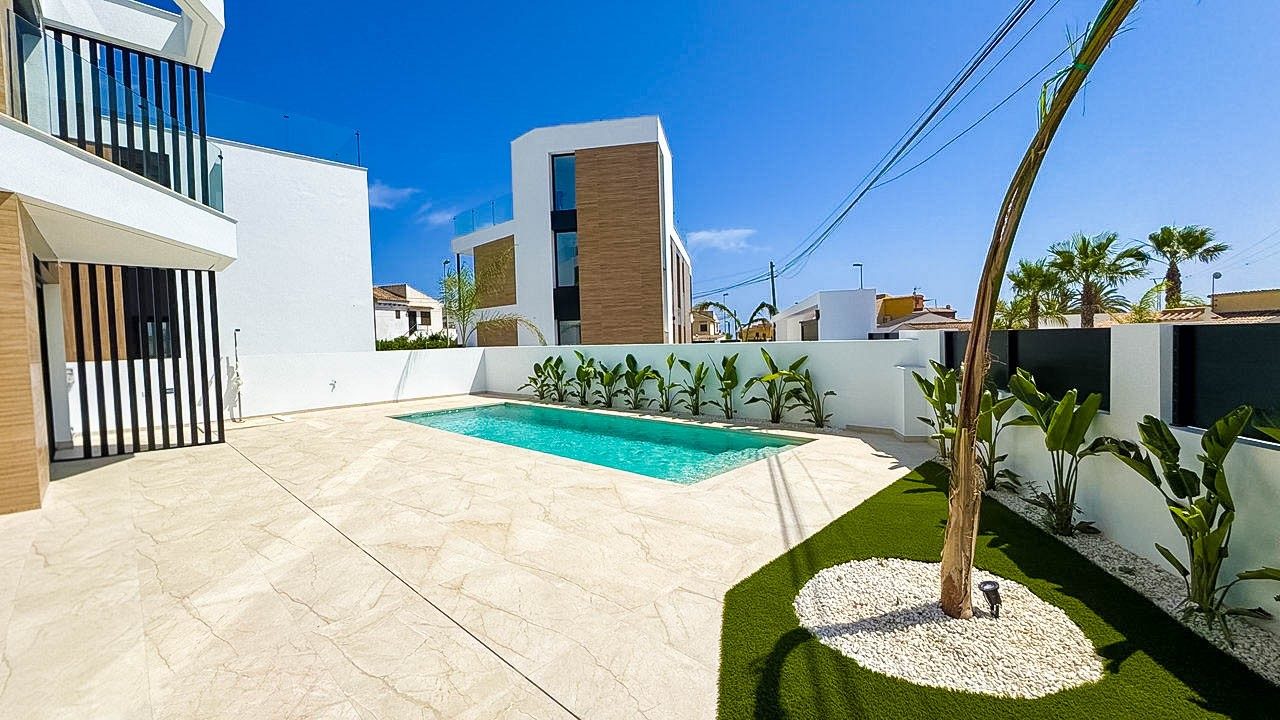 Designer villa with pool – photo 10