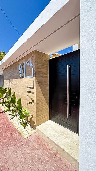 Designer villa with pool – photo 2