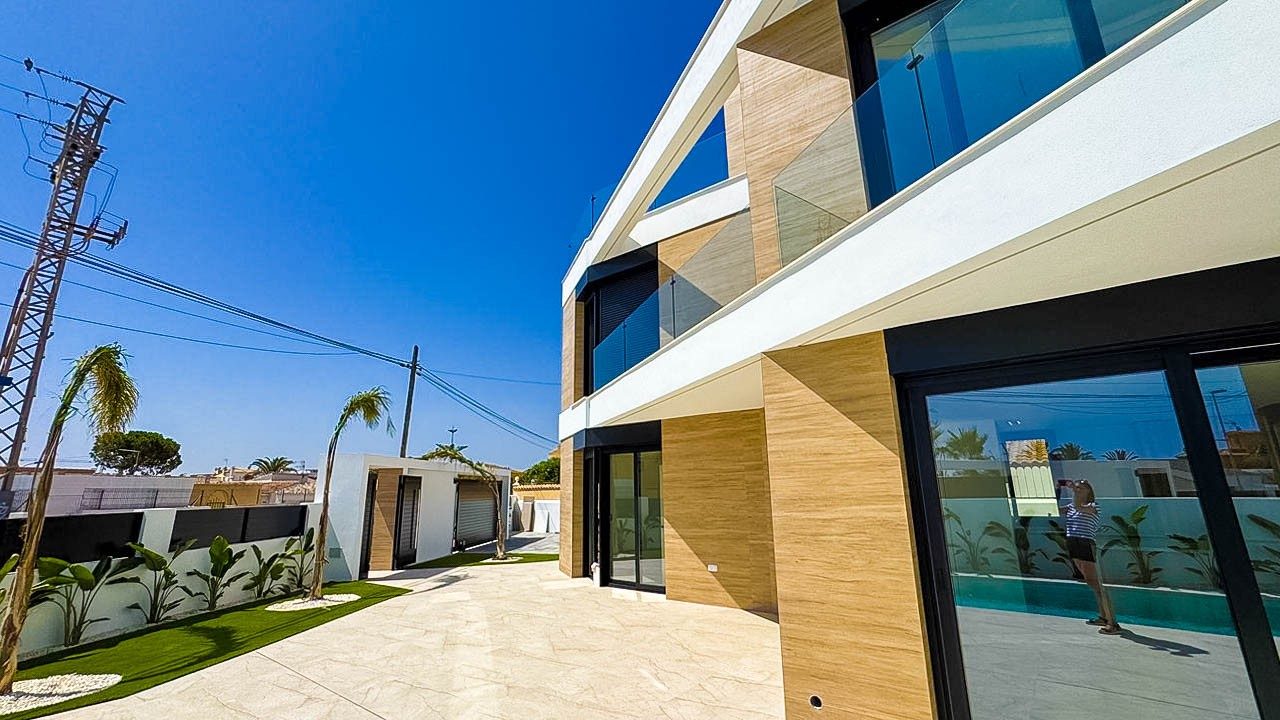 Designer villa with pool – photo 7