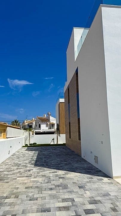 Designer villa with pool – photo 9