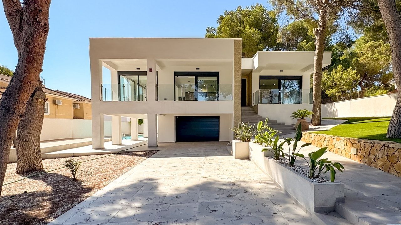 Luxury villa with pool and basement – photo 1