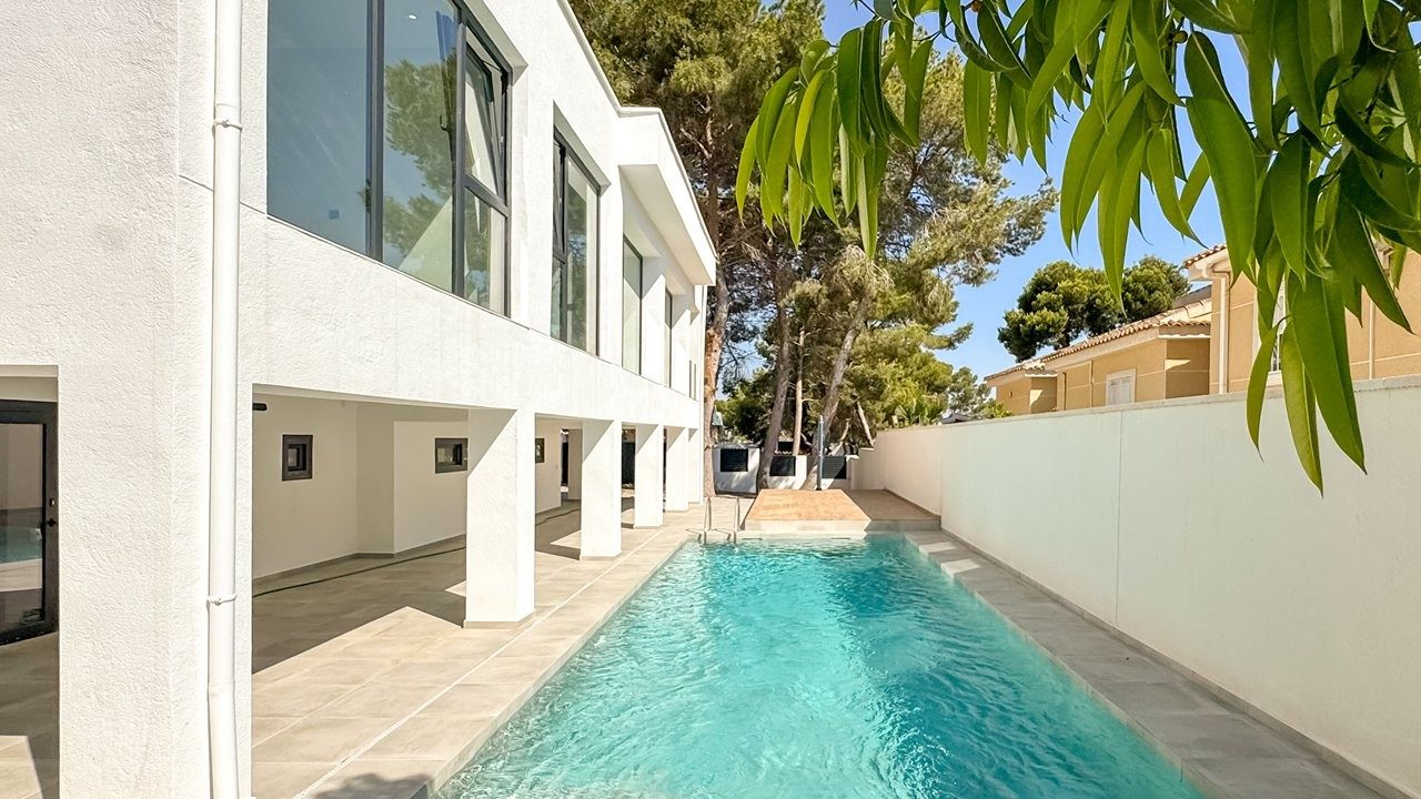 Luxury villa with pool and basement – photo 10