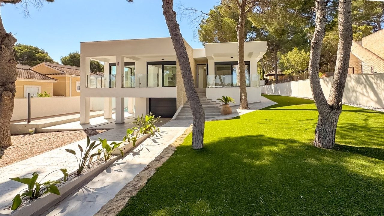 Luxury villa with pool and basement – photo 2