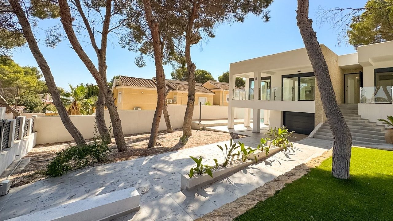 Luxury villa with pool and basement – photo 3