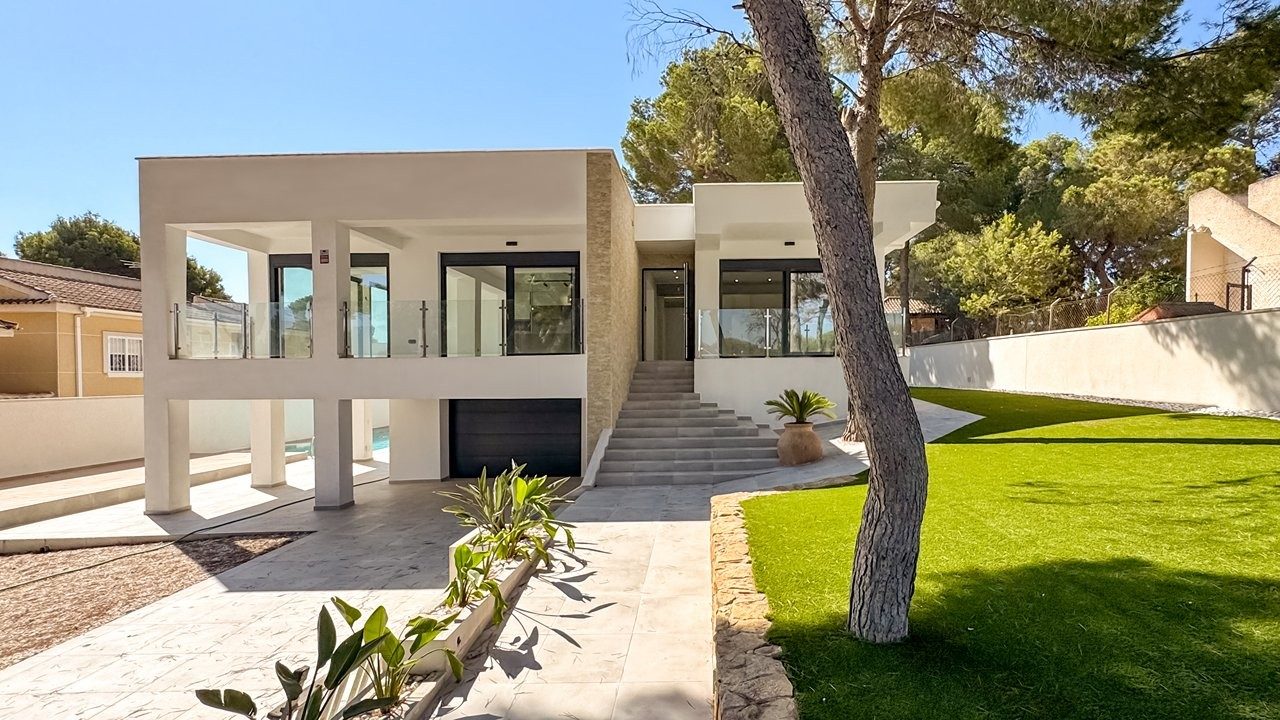 Luxury villa with pool and basement – photo 4