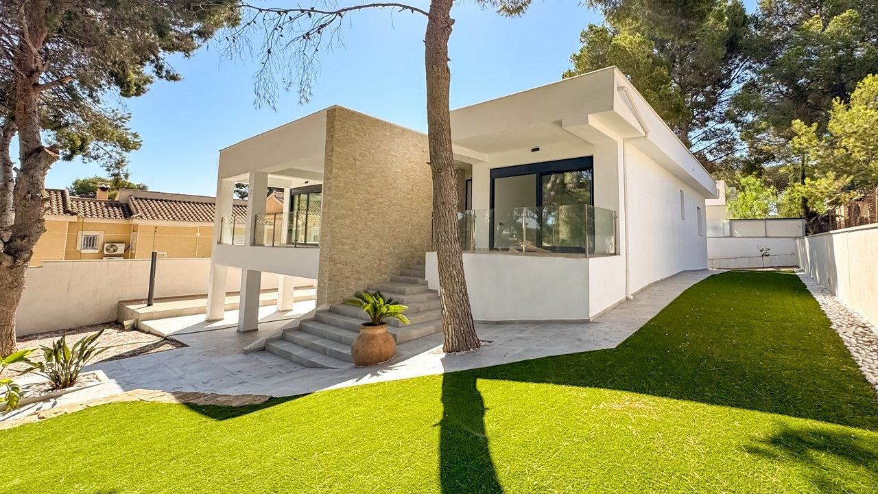 Luxury villa with pool and basement – photo 5