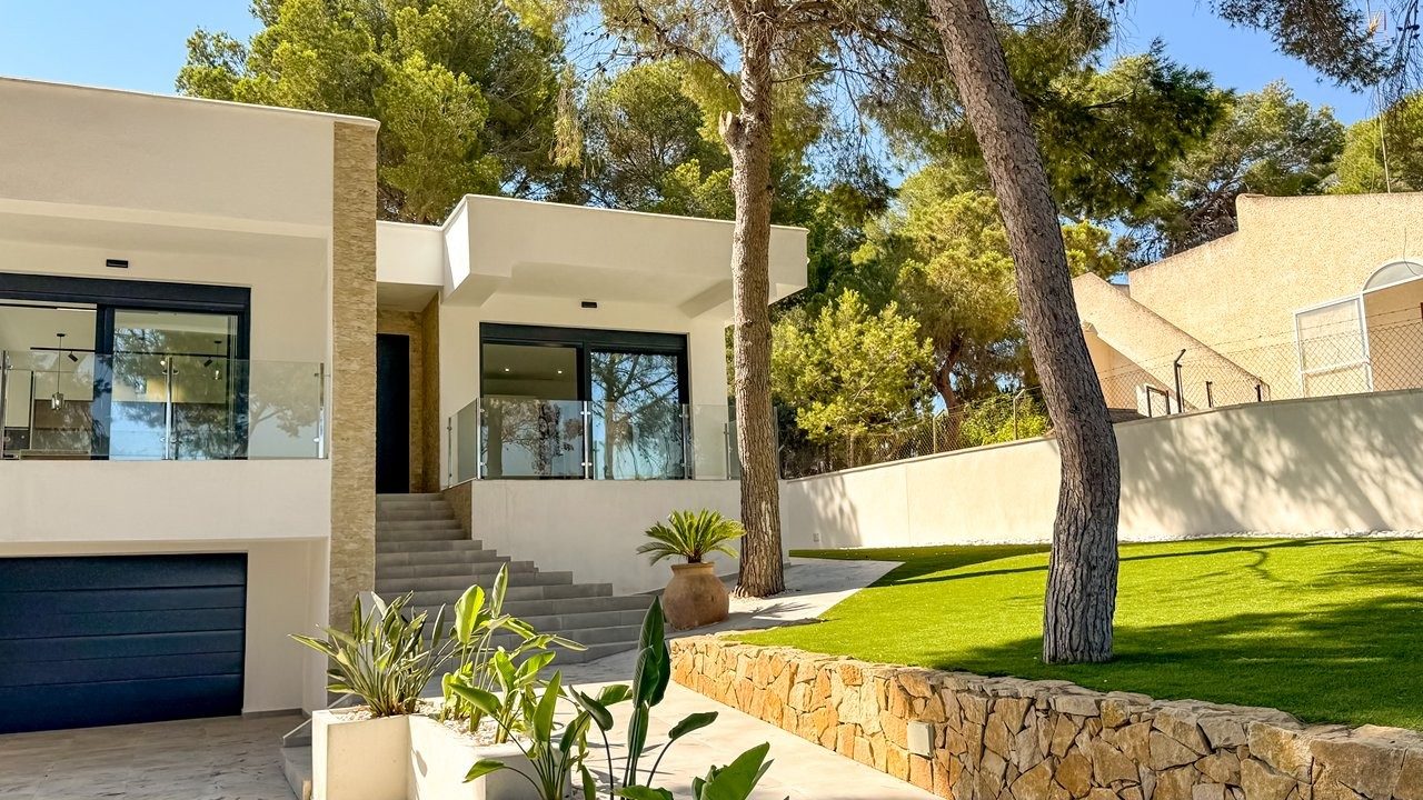 Luxury villa with pool and basement – photo 6