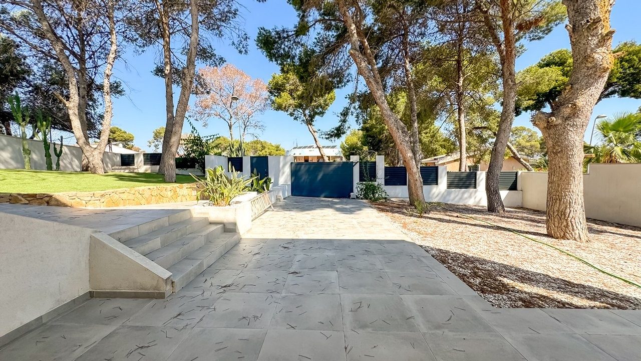 Luxury villa with pool and basement – photo 7