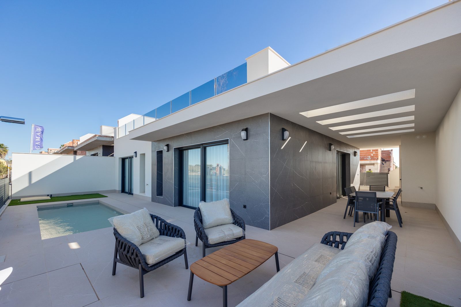 New-build villa with pool and solarium – photo 2
