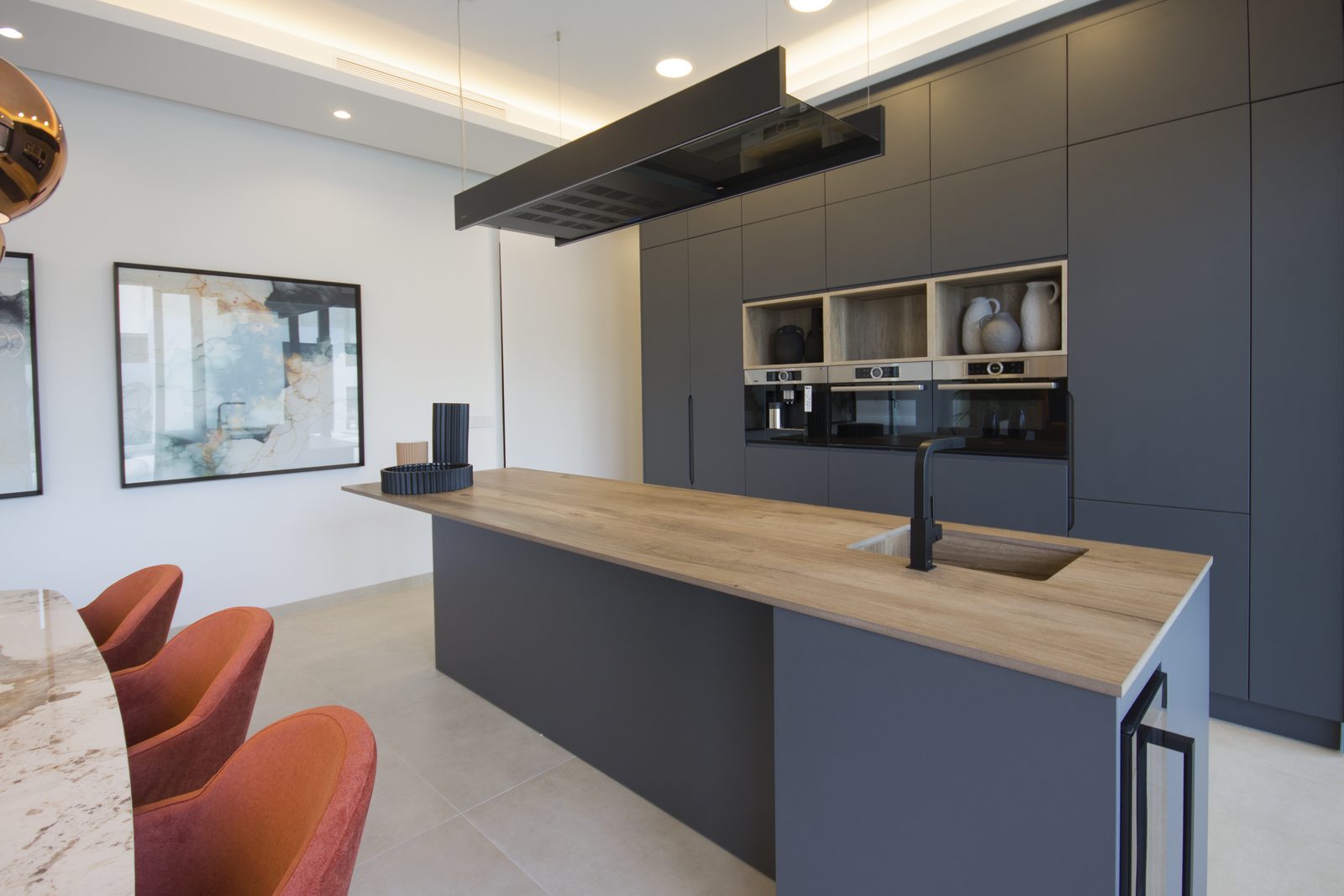 Neubau-Villa mit Pool, Untergeschoss und großem Grundstück – Foto 10