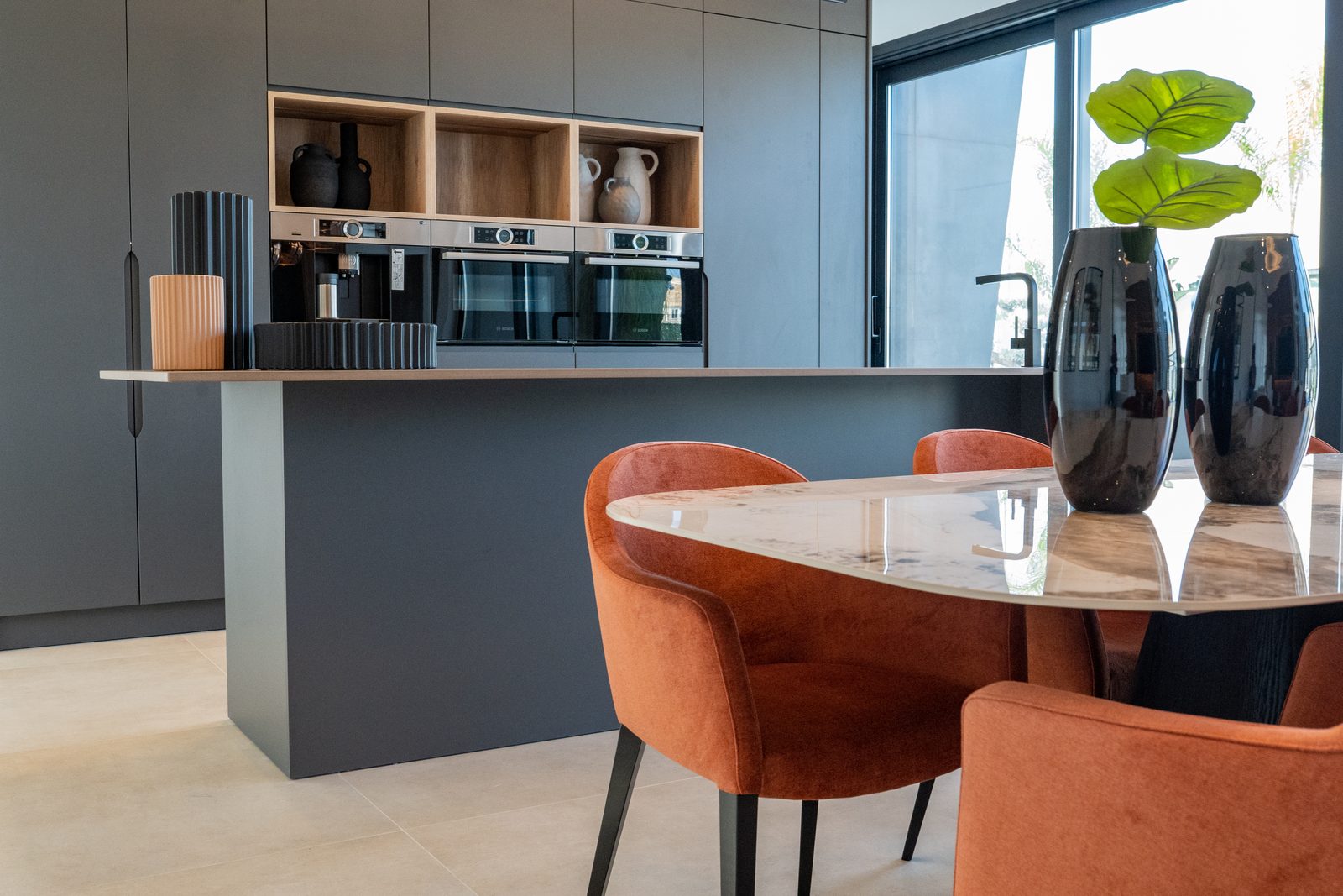 Neubau-Villa mit Pool, Untergeschoss und großem Grundstück – Foto 11