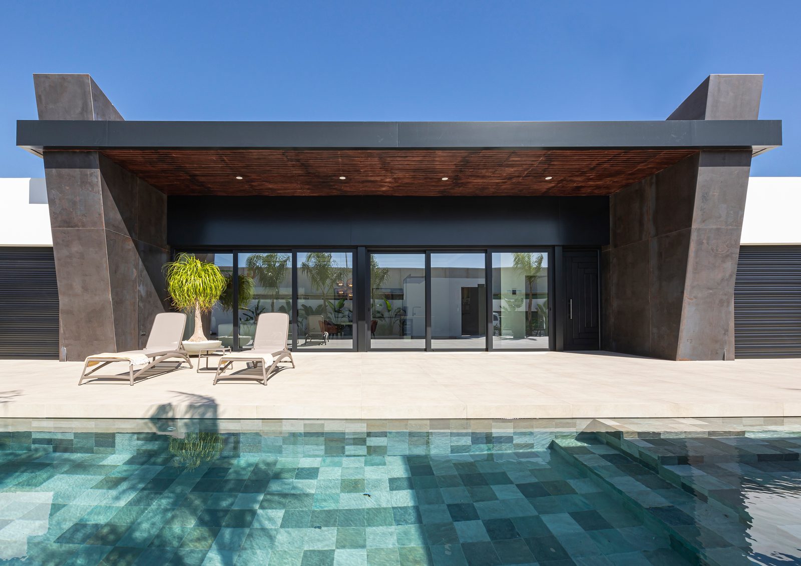 Neubau-Villa mit Pool, Untergeschoss und großem Grundstück – Foto 2