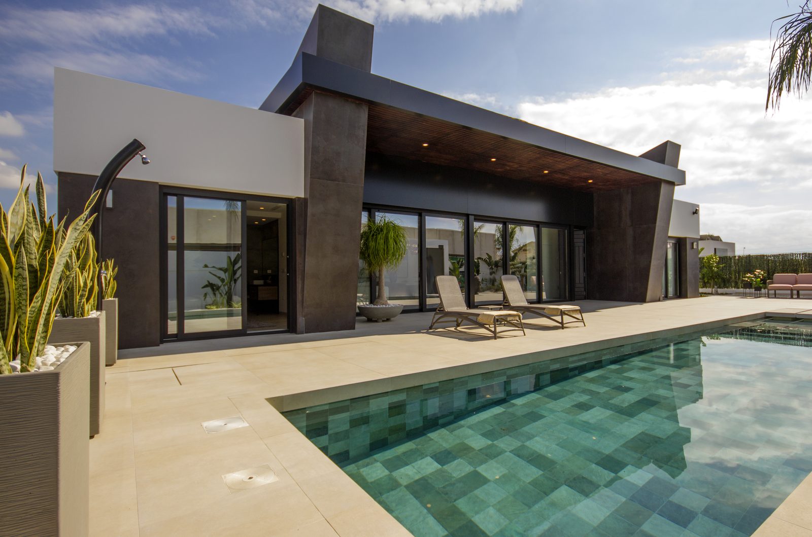 Neubau-Villa mit Pool, Untergeschoss und großem Grundstück – Foto 3