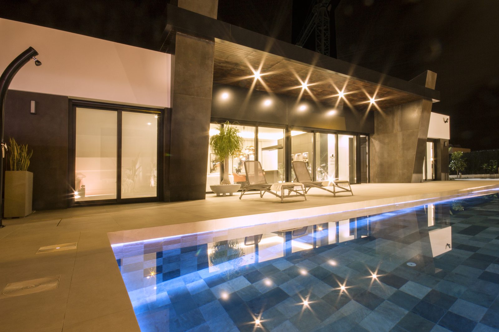 Neubau-Villa mit Pool, Untergeschoss und großem Grundstück – Foto 4
