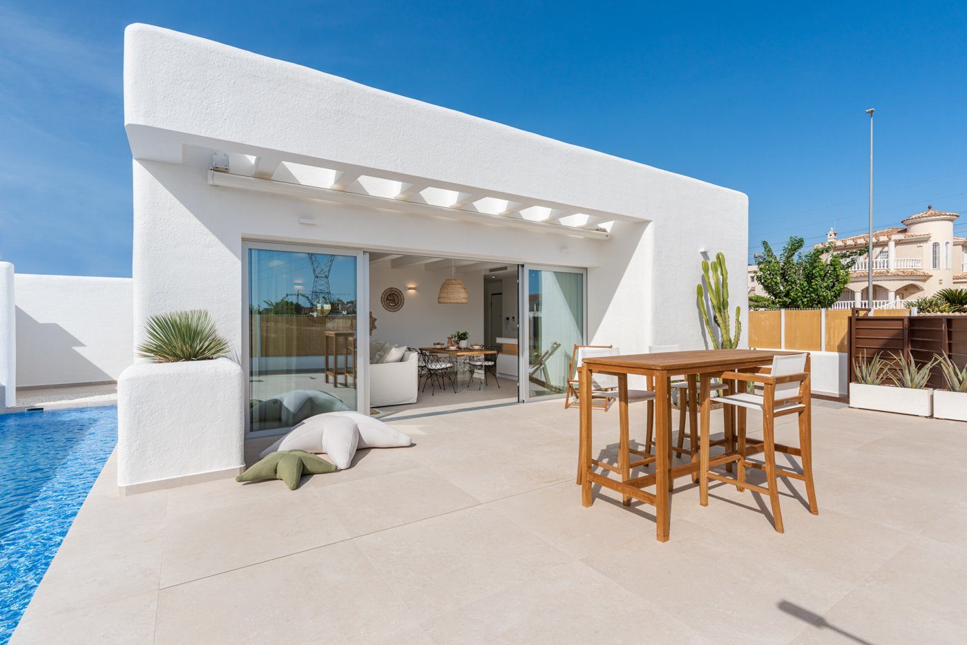 New-build villa with pool and solarium on the golf course on a 450 m² plot – photo 1