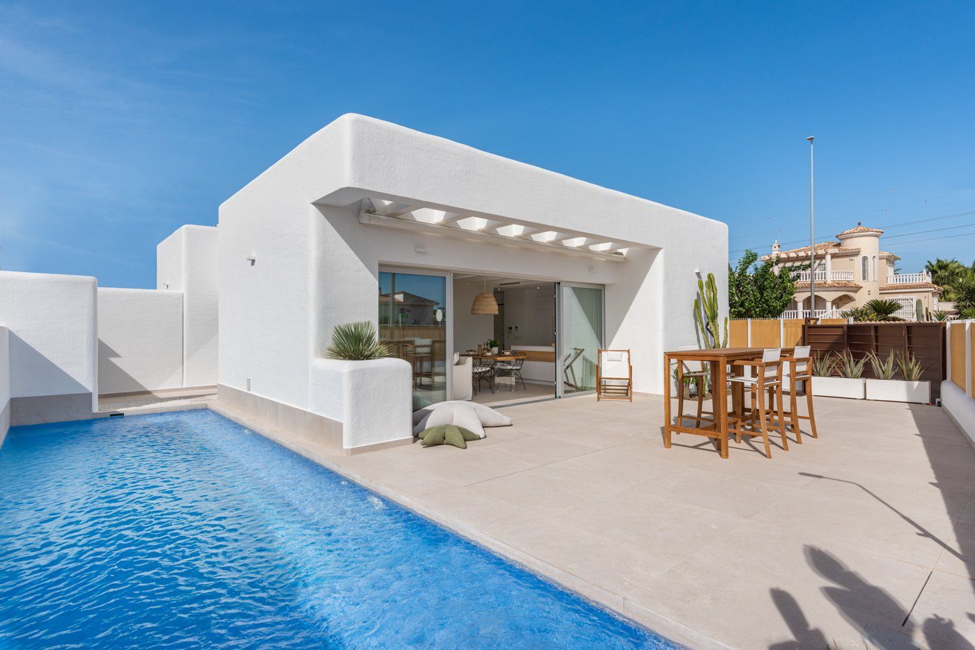 New-build villa with pool and solarium on the golf course on a 450 m² plot – photo 2