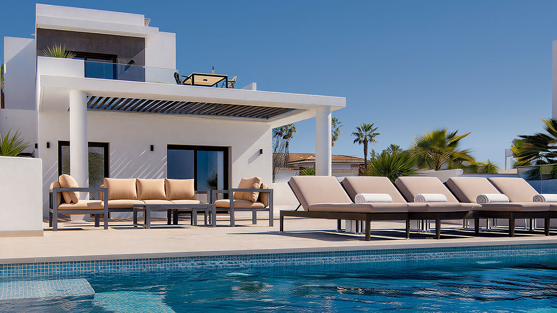 Eckvilla mit Pool und Sonnenliegen