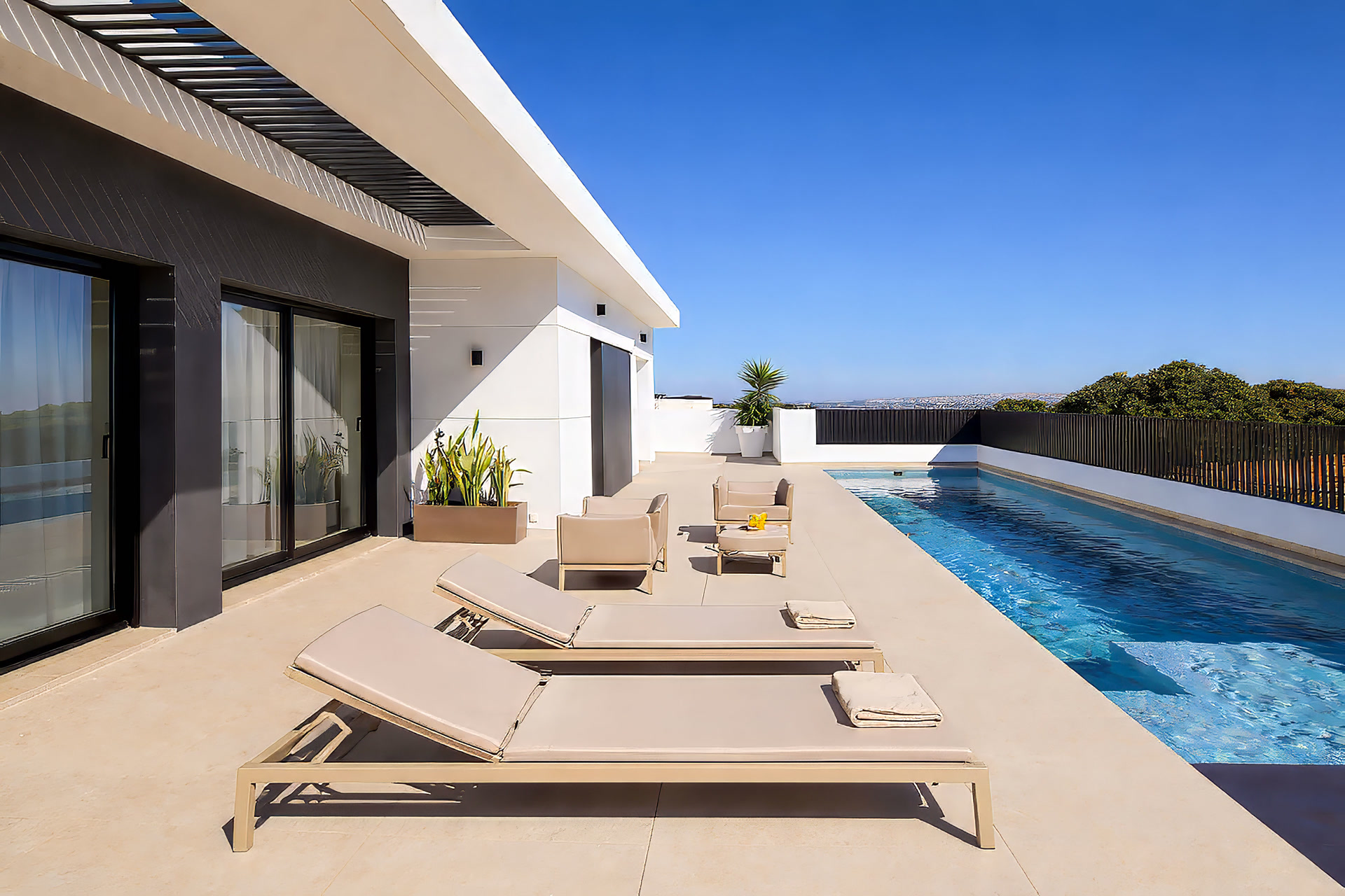 Corner villa with terrace and long pool