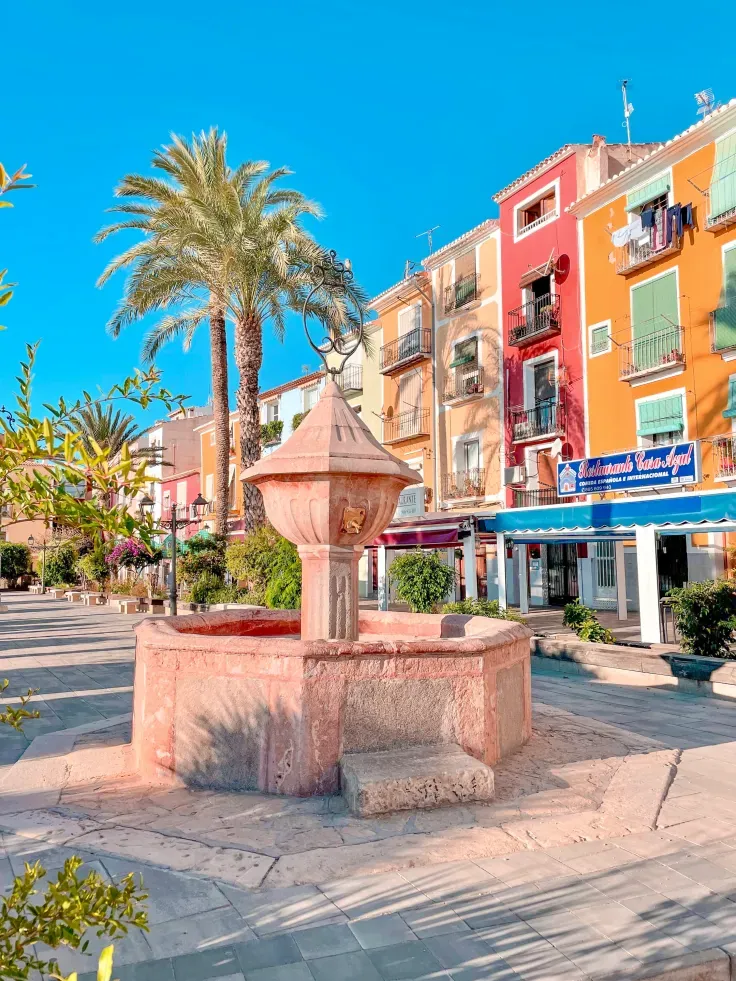 Fountain and restaurants on the promenade
